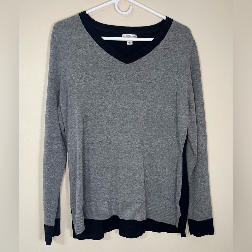 Women’s Size L Croft & Barrow Black and Light Gray Knit V Neck Sweater